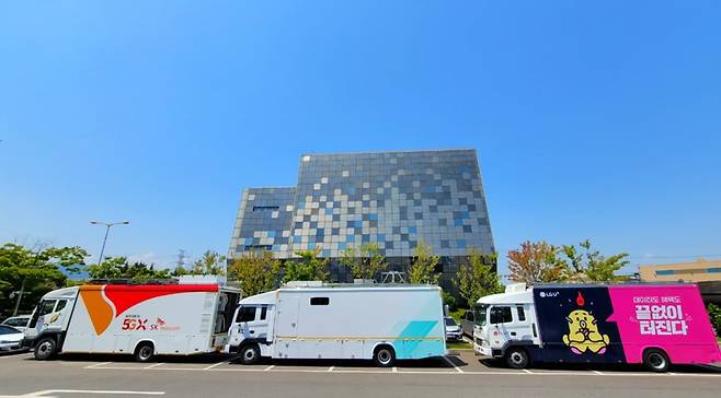 SK Telecom, KT Corp., and LG Uplus mobile base stations are positioned in front of the data center during the emergency response drill held at Posco's manufacturing plant in Gwangyang, South Jeolla Province, on June 13. (Posco)