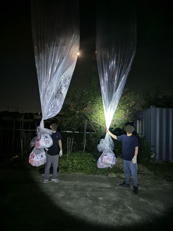 The Fighters for a Free North Korea (FFNK), an activist group led by North Korean defector Park Sang-hak, sends balldons containing anti-regime leaflets across the border on Thursday night. [FIGHTERS FOR A FREE NORTH KOREA]