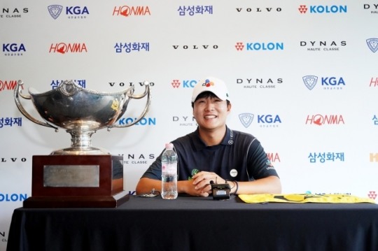 한국오픈 우승 뒤 기자회견하는 김민규