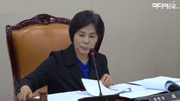 ▲ 최민희 과방위원장이 과방위 전체회의를 진행하는 모습. 사진=미디어오늘 유튜브