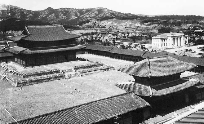 중종이 즉위한 경복궁 근정전(일제강점기). 근정전 오른쪽에 서양식 건물의 총독부박물관이 보인다. [국립중앙박물관]