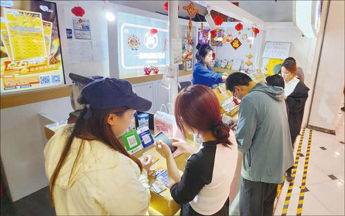 중국 MZ세대들이 베이징 차오양구의 한 쇼핑몰에 위치한 복권방에서 즉석복권을 구매한 뒤 자리에서 바로 긁고 있다. (송광섭 특파원)