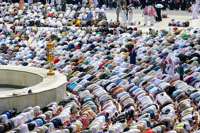 이슬람 순례자들이 하지(Haji) 순례 막바지인 18일 이슬람교 성지인 사우디아라비아 메카에서 기도하고 있다. 한편 메카에서는 대낮 52도까지 이르는 폭염으로 사망자가 속출하고 있다. 2024.06.18. /AFPBBNews=뉴스1