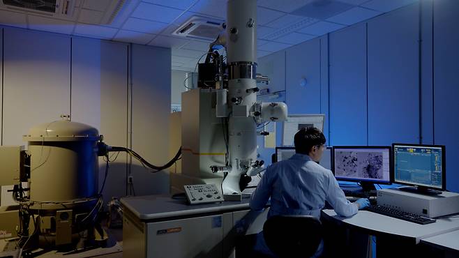 코오롱인더스트리 연구원이 투과전자현미경(TEM)으로 샘플의 내부구조를 확인하고 있다. [코오롱인더스트리 제공]