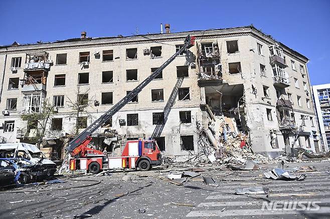 [ AP/뉴시스] 우크라 비상대책부 제공 사진으로 22일 하르키우시 아파트에 러시아 폭탄이 떨어졌다. 3명이 사망하고 50명이 부상했다