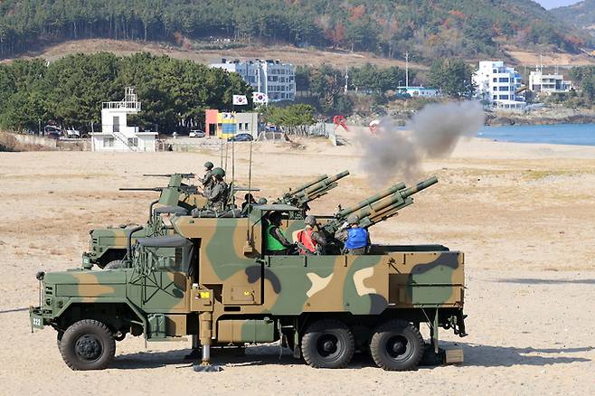 육군 50사단이 105㎜ K105A1 차륜형자주포를 동원해 해상 포병 고폭탄 사격훈련을 하고 있다.  세계일보 자료사진