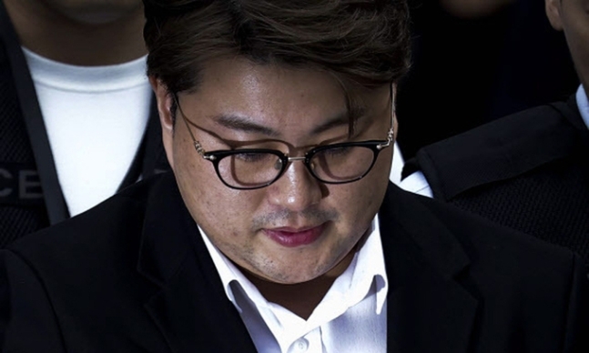 음주 뺑소니 혐의를 받고 있는 트로트 가수 김호중이 지난 5월 24일 서울 서초구 서울중앙지방법원에서 열린 영장실질심사(구속 전 피의자심문)을 마친 뒤 법원을 나서고 있다. 뉴시스