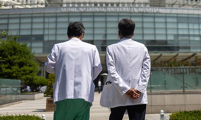 서울 종로구 서울대학교병원에서 의료진이 이동하고 있다. 연합뉴스