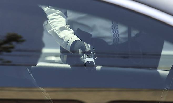 경찰관들이 음주단속 및 법규위반 행위 집중단속을 하고 있다. 뉴시스