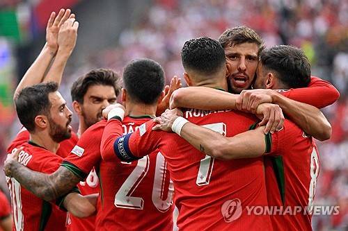 포르투갈 축구 국가대표팀이 23일(한국시간) 독일 도르트문트의 BVB 슈티다온에서 열린 튀르키예 축구 국가대표팀과의 유럽축구연맹(UEFA) 유로 2024 F조 2차전에서 3-0 완승을 거뒀다.&nbsp;연합뉴스