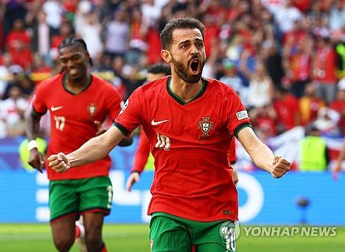 포르투갈 축구 국가대표팀이 23일(한국시간) 독일 도르트문트의 BVB 슈티다온에서 열린 튀르키예 축구 국가대표팀과의 유럽축구연맹(UEFA) 유로 2024 F조 2차전에서 3-0 완승을 거뒀다.&nbsp;  호날두가 골 대신 도움을 기록하면서 유로 통산 7도움을 기록, 대회 역대 최다 도움 1위로 올라섰다. 이미 통산 14골로 대회 최다골 기록을 보유한 그는 도움 부문까지 1위에 올랐다. 포르투갈은 2연승으로 16강 진출을 확정지었다. 연합뉴스