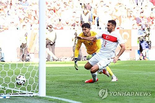 포르투갈 축구 국가대표팀이 23일(한국시간) 독일 도르트문트의 BVB 슈티다온에서 열린 튀르키예 축구 국가대표팀과의 유럽축구연맹(UEFA) 유로 2024 F조 2차전에서 3-0 완승을 거뒀다.&nbsp;  호날두가 골 대신 도움을 기록하면서 유로 통산 7도움을 기록, 대회 역대 최다 도움 1위로 올라섰다. 이미 통산 14골로 대회 최다골 기록을 보유한 그는 도움 부문까지 1위에 올랐다. 포르투갈은 2연승으로 16강 진출을 확정지었다. 연합뉴스