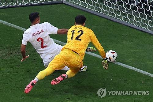 포르투갈 축구 국가대표팀이 23일(한국시간) 독일 도르트문트의 BVB 슈티다온에서 열린 튀르키예 축구 국가대표팀과의 유럽축구연맹(UEFA) 유로 2024 F조 2차전에서 3-0 완승을 거뒀다.&nbsp;  호날두가 골 대신 도움을 기록하면서 유로 통산 7도움을 기록, 대회 역대 최다 도움 1위로 올라섰다. 이미 통산 14골로 대회 최다골 기록을 보유한 그는 도움 부문까지 1위에 올랐다. 포르투갈은 2연승으로 16강 진출을 확정지었다. 연합뉴스