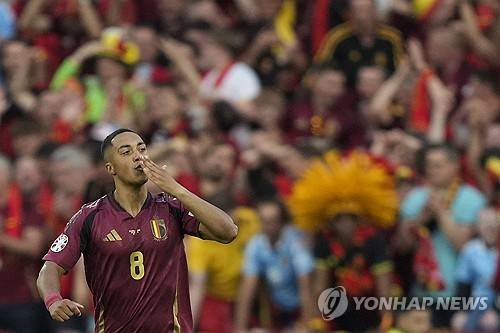 벨기에 축구 국가대표팀이 23일(한국시간) 독일 쾰른 스타디움에서 열린 루마니아 축구 국가대표팀과의 유럽축구연맹(UEFA) 유로 2024 E조 2차전에서 2-0으로 승리했다.&nbsp;  1차전을 패했던 벨기에는 2차전에서 대회 첫 승을 신고하며 16강 진출 희망을 살렸다. E조는 모든 팀이 다 1승 1패를 기록하면서 최종전 결과에 따라 16강 진출팀이 가려질 전망이다.&nbsp;연합뉴스