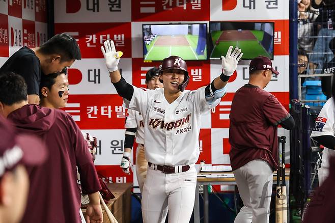 키움 히어로즈 외야수 장재영이 6월 22일 서울 고척스카이돔에서 열린 2024 신한 SOL Bank KBO리그 롯데 자이언츠와의 팀 간 11차전에서 3회초 1군 무대 첫 홈런을 기록한 뒤 더그아웃에서 세리머니를 하고 있다. 사진 키움 히어로즈