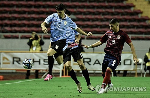 로드리고 벤탄쿠르의 우루과이 축구 국가대표팀 경기 선발 출전 여부에 관심이 쏠리고 있다. 벤탄쿠르가 최근 한 방송 프로그램에서 손흥민과 아시아인들에 대해 인종차별적인 발언을 해 논란을 일으켰기 때문이다. 현재 미국에서 열리고 있는 2024 코파 아메리카에 참가 중인 벤탄쿠르는 우루과이와 함께 2011년 대회 이후 13년 만의 우승에 도전한다. 사진 연합뉴스