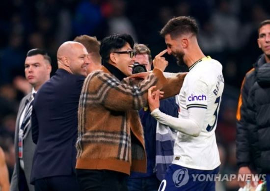 로드리고 벤탄쿠르의 우루과이 축구 국가대표팀 경기 선발 출전 여부에 관심이 쏠리고 있다. 벤탄쿠르가 최근 한 방송 프로그램에서 손흥민과 아시아인들에 대해 인종차별적인 발언을 해 논란을 일으켰기 때문이다. 현재 미국에서 열리고 있는 2024 코파 아메리카에 참가 중인 벤탄쿠르는 우루과이와 함께 2011년 대회 이후 13년 만의 우승에 도전한다. 사진 연합뉴스