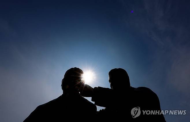 '맘껏 울고 억지로 버텨, 내일은 내일의 해가 뜰테니' (서울=연합뉴스) 김도훈 기자 = 세계 자살 예방의 날인 10일 오전 서울 마포 대교에 설치된 '한 번만 더' 동상 모습. 2023.9.10 superdoo82@yna.co.kr