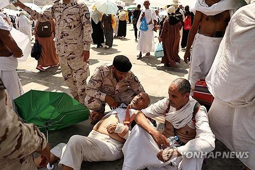 성지순례 중 쓰러진 한 순례객의 모습 [AFP=연합뉴스 자료사진. 재판매 및 DB 금지]