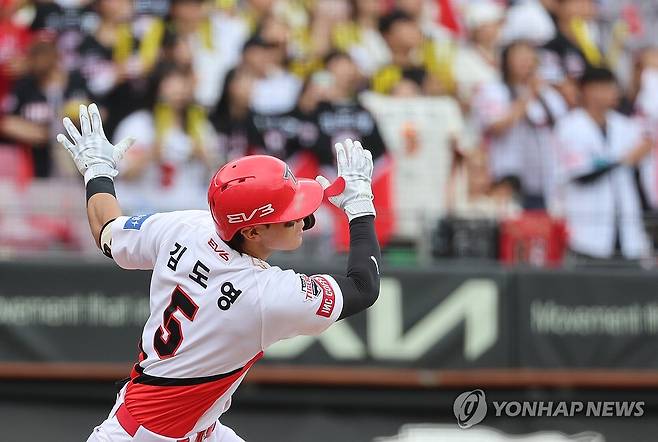 홈런 날리는 김도영, 20-20 달성 (광주=연합뉴스) 조남수 기자 = 23일 광주기아챔피언스필드에서 열린 프로야구 한화 이글스와 KIA 타이거즈의 더블헤더 1차전. KIA 김도영이 4회말에 선두타자로 나와 한화 류현진의 투구를 통타해 솔로홈런을 치고 있다. 김도영은 이 홈런으로 20홈런 20도루를 달성했다. 2024.6.23 iso64@yna.co.kr