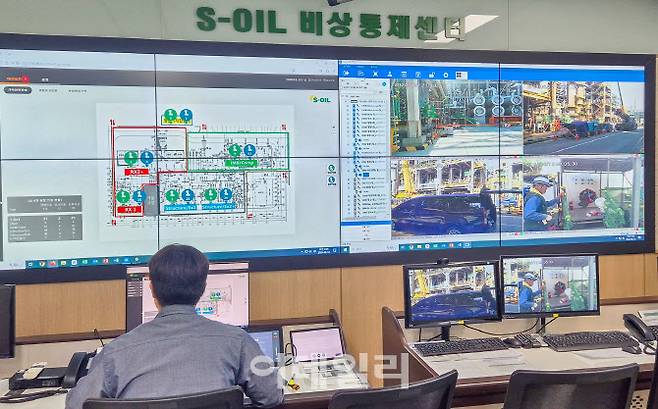 S-OIL 온산공장의 비상대응센터. 드론, 이동형 CCTV 등으로 수집한 데이터를 비상대응센터에서 AI 기술을 활용하여 실시간 분석함으로써 작업자 안전과 운영효율성을 획기적으로 높이고 있다.