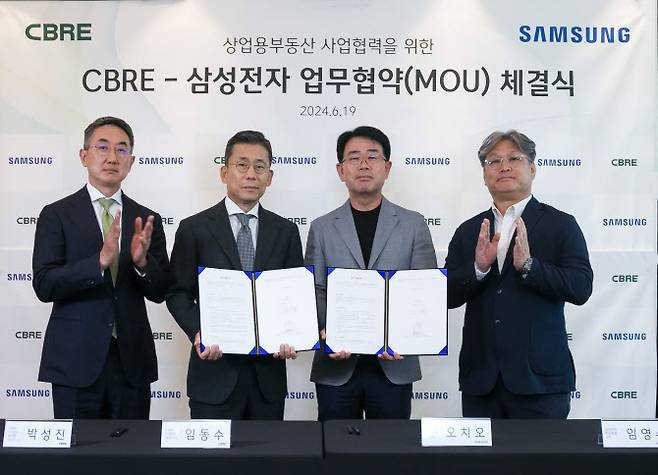 (왼쪽부터) 박성진 CBRE코리아 부사장, 임동수 CBRE코리아 대표이사, 오치오 삼성전자 한국총괄 부사장, 임영수 삼성전자 한국총괄 상무가 지난 19일 서울시 종로구 소재 CBRE코리아 본사에서 미래형 상업용 부동산 스마트 공간 솔루션 구축 관련 업무 협약을 체결하고 기념 촬영을 하고 있다. (사진=CBRE코리아)