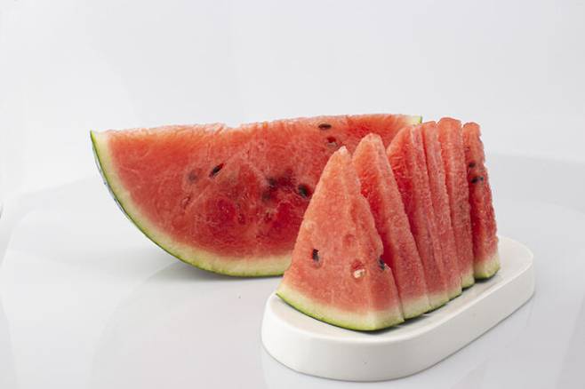 수분이 풍부한 수박은 두통을 완화하는 데 도움이 되는 식품으로 꼽힌다. [사진=게티이미지뱅크]