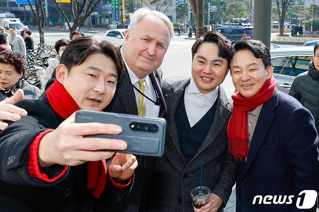 원희룡 국민의힘 인천 계양을 예비후보와 인요한 전 혁신위원장, 이천수 후원회장이 26일 인천 계양우체국 인근에서 시민들과 스마트폰 셀카를 찍고 있다. 2024.2.26/뉴스1 ⓒ News1 안은나 기자