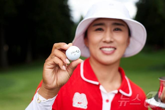 24일(한국시간) LPGA 메이저대회 KPMG 위민스 PGA 챔피언십에서 우승한 양희영이 골프공에 '스마일' 마크를 그린 뒤 들어보이고 있다. ⓒ AFP=뉴스1