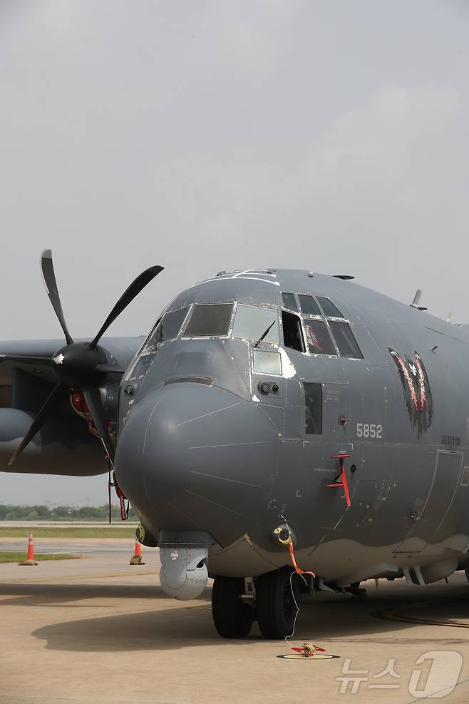 24일 오전 경기 평택시 주한미군 오산공군기지에서 열린 'AC-130J 고스트라이더 미디어데이'에서 AC-130J가 공개되고 있다. 2024.6.24/뉴스1 ⓒ News1 김영운 기자