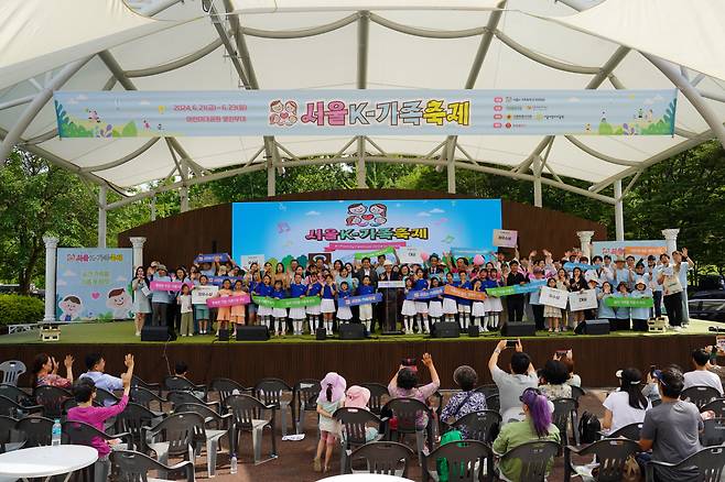 23일 K-가족축제 페회식에서 전체 참석자들이 기념촬영하고 있다.