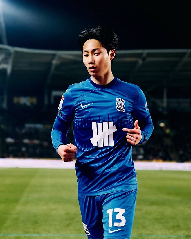 백승호는 2023~2024시즌 해외에 다시 도전장을 내밀며 잉글랜드 챔피언십 버밍엄 시티로 이적했다. 백승호는 입단하자마자 팀에 잘 적응했지만 팀이 3부 리그로 강등되고 말았다. 미래를 두고 고민할 백승호에게 챔피언십 소속의 블랙번이 관심을 보내고 있다는 소식이다. 사진=버밍엄