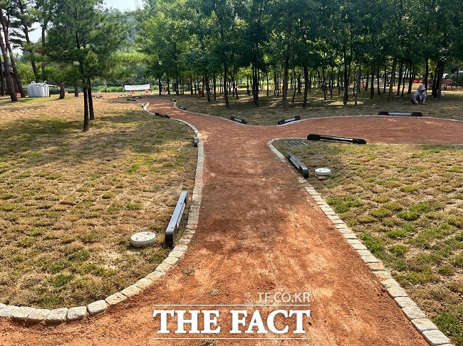 고인돌공원에 조성한 맨발 황톳길 /오산시