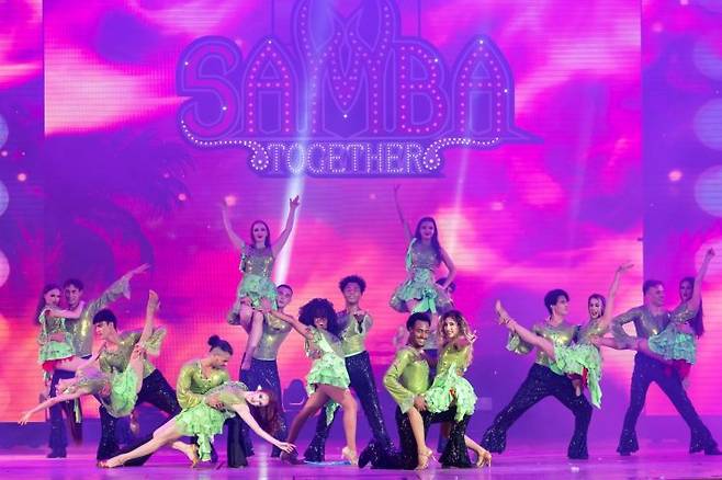 롯데월드 어드벤처 '시티바캉스&삼바' 댄서들이 공연을 선보이고 있다.[사진제공=롯데월드]