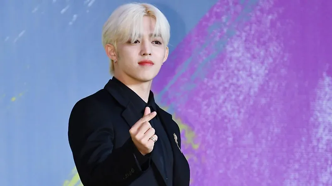 에스쿱스는 세븐틴의 공식적인 리더로, 올해 무릎 십자인대 파열로 인해 군 면제 판정을 받았다