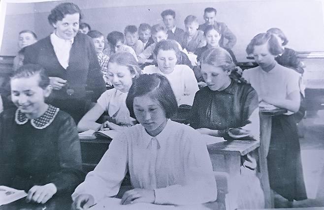 6월25일 재개봉하는 김덕영 감독의 다큐 '김일성의 아이들'에 새로 추가되는 사진들. 동유럽 아이들과 한 교실에서 즐겁게 공부하는 북한 고아들의 모습을 볼 수 있다. /김덕영 감독 제공