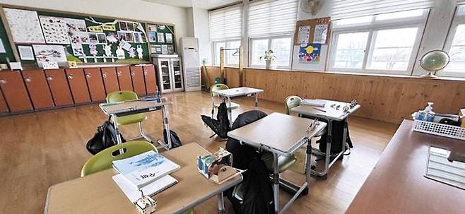 지난 2월 전북 남원시의 한 중학교 교실에 책상 5개가 놓여있다. 이 학교는 전교생이 13명에 불과해 인근 중학교들과 통폐합이 추진되고 있다. 교육계에선 학생 수가 너무 적은 ‘초미니’ 중고교들은 인근 학교와 통폐합을 적극 추진해야 한다는 지적이 나온다. /정해민 기자