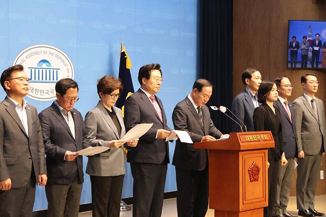 2024년 6월 24일 오후 국회의사당 소통관에서 국민의힘 외교안보특별위원회가 기자회견을 열어 정청래 법제사법위원장 등 더불어민주당 소속 법사위원을 향한 비판 기자회견을 열고 있다. 이날 기자회견에는 한기호, 이양수, 유용원 등 이 참석했다./한기호 의원실