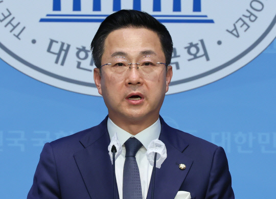 더불어민주당 박성준 대변인이 지난 4월 14일 국회 소통관에서 채 상병 특검법 관련 브리핑을 하고 있다. 연합뉴스