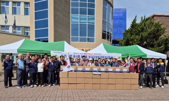 금산군재향군인회는 보훈회관을 찾아 참전용사 6.25 참전용사에게 위문품을 전달했다. 금산군 제공