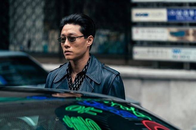 드라마 ‘최악의 악’에서 실수를 용납하지 않는 에이스 킬러로 강렬한 인상을 남긴 배우 이신기. 사실은 이때부터 따스한 인간미가 엿보였기도^^ ⓒ디즈니+ 제공