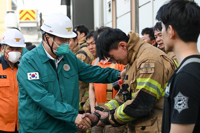 윤석열 대통령이 24일 저녁 경기 화성 배터리 제조공장 화재현장을 찾아 소방관을 격려하고 있다. 대통령실 제공