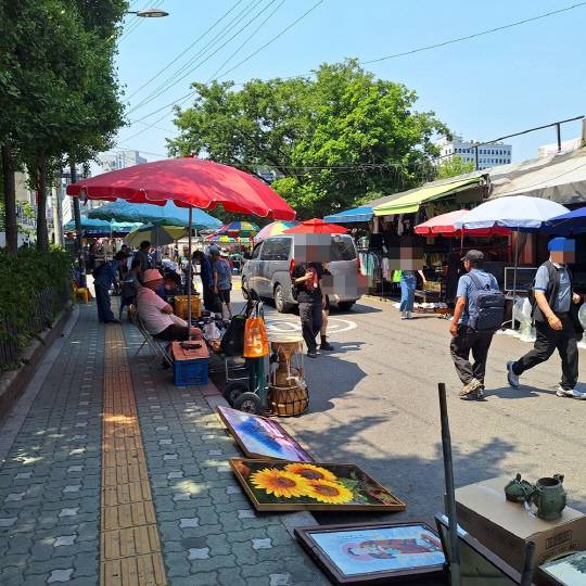 지난 19일 방문한 동묘시장. 도로 양쪽으로 자리 잡은 노점상 사이를 차들이 위험하게 지나가고 있다.<박상길 기자>