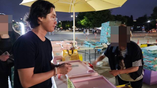 노점상인에 신분증 맡기는 모습[김동원 기자]