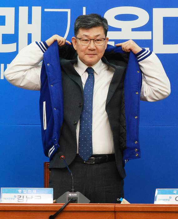 김남근 변호사가 지난 1월 24일 오전 국회에서 열린 더불어민주당 인재환영식에서 당 점퍼를 입고 있다. 〈자료 연합뉴스〉