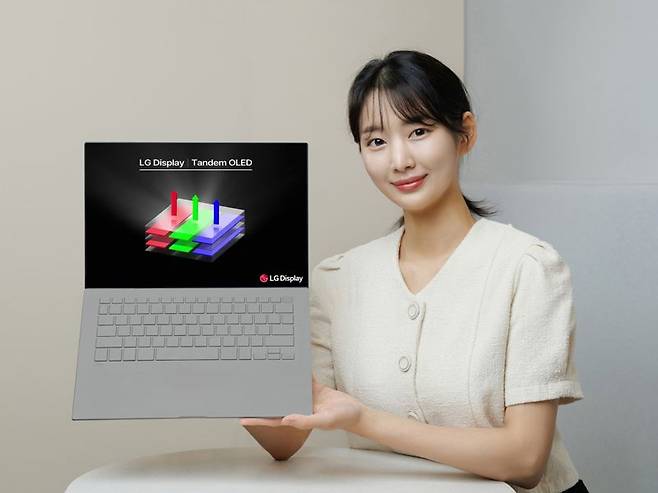 LG디스플레이 모델이 노트북용 탠덤 OLED 패널을 소개하고 있다. LG디스플레이 제공