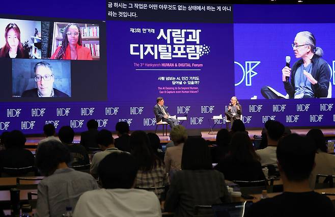 제3회 한겨레 사람과디지털포럼(사람 넘보는 AI, 인간 가치도 담아낼 수 있을까?)이 열린 12일 오후 서울 중구 대한상공회의소 국제회의장에서 `모두를 위한 AI의 과제\'를 주제로 한 라운드테이블에서 테드 창 SF 작가가 발언하고 있다. 김영원 기자 forever@hani.co.kr