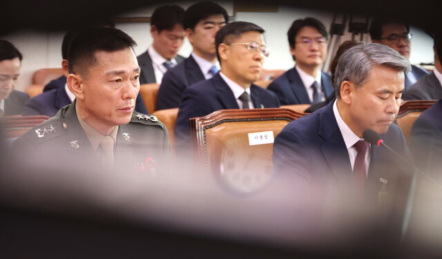 지난 21일 오전 ‘순직 해병 진상규명 방해 및 사건은폐 등의 진상규명을 위한 특별검사 임명법’(채상병특검법)에 대한 입법청문회가 진행되는 국회 법제사법위원회 전체회의에 출석한 이종섭 전 국방부 장관과 임성근 전 해병대 1사단장(왼쪽)이 위원 질의를 경청하고 있다. 연합뉴스