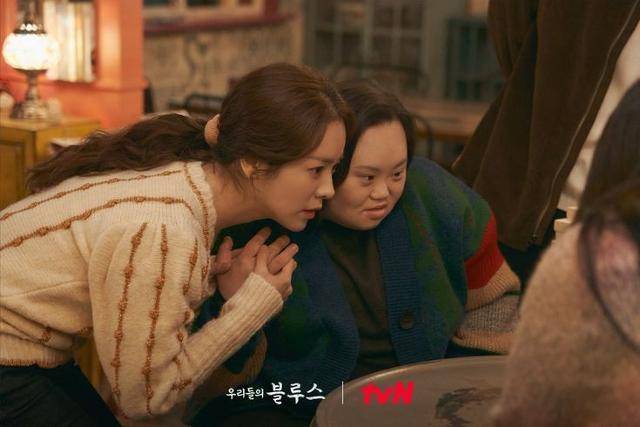 '우리들의 블루스'(2022)는 주인공 '이영옥'(한지민)의 동생을 다운증후군 화가인 정은혜씨가 연기해 화제가 됐다. 드라마에서 장애 당사자가 장애인 연기를 하는 것은 매우 이례적이다. tvN 제공