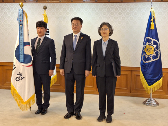 국무조정실 정부업무평가 단체표창 수상식에 윤인혁 산림청 기획조정관실 사무관, 방기선 국무조정실장, 이미라 산림청 기획조정관이 참석해 기념촬영하고 있다. [사진=산림청]